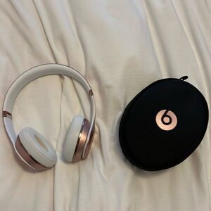 beats solo3 headphones (rose gold)
